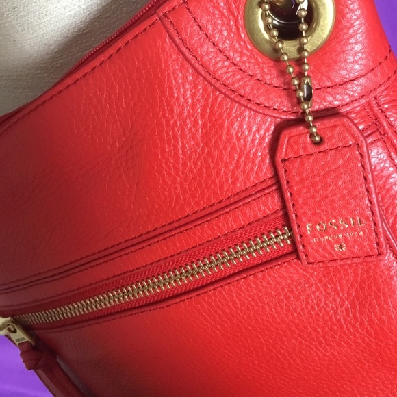 NWOT 💜 Fossil True Red Crossbody - Picture 3 of 4